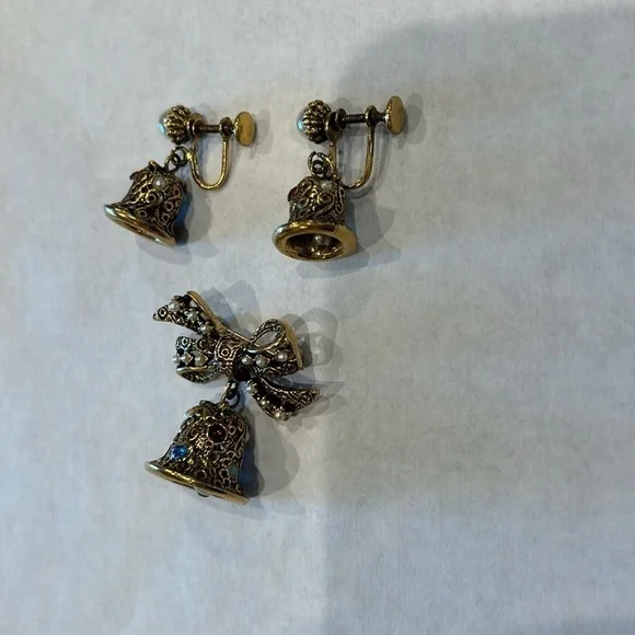 Vintage 1950s dangle bell screw on earrings and matching pin gold / jewel - Picture 9 of 12